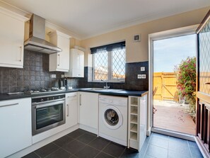 House | Private kitchen - Modern Holiday Home in Padstow With Private Garden (Padstow)