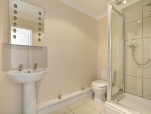 House | Bathroom - Modern Holiday Home in Padstow With Private Garden (Padstow)
