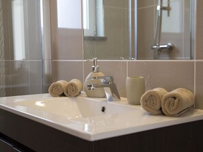 Ferienhaus | Badezimmer | Duschwanne, Handtücher