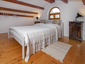 House | 1 bedroom, individually furnished, iron/ironing board