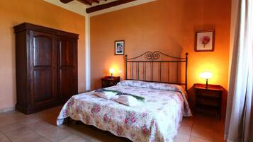 Nhà | 2 phòng ngủ, trang bị nội thất với thiết kế riêng biệt, bộ trải giường