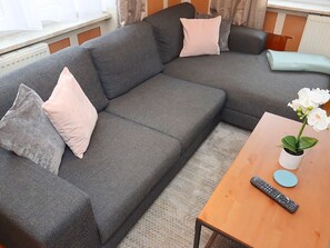 Apartment | Living area | TV - Mountain Biker's Farmstay (Villingen-Schwenningen)