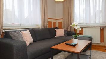 Apartment | Wohnbereich | Fernseher