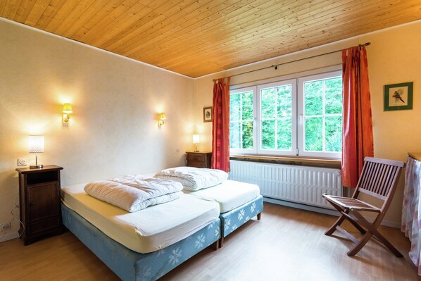 Chalet | 3 bedrooms, individually furnished, bed sheets