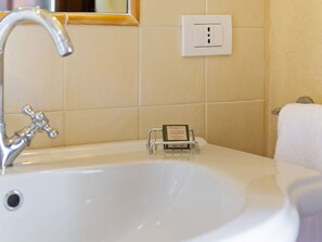 Shower, hair dryer, towels - Appealing Apartment in Sandigliano With Garden (Sandigliano)