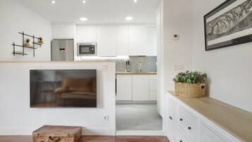 Coffee/tea maker, fridge, microwave, oven