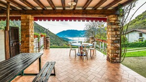 Balcony - In a Green and Relaxing Atmosphere, With Pool and Stunning Lake View (Marone)