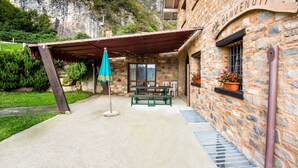 Exterior - In a Green and Relaxing Atmosphere, With Pool and Stunning Lake View (Marone)
