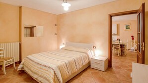 Chalet - In a Green and Relaxing Atmosphere, With Pool and Stunning Lake View (Marone)