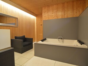 12 Schlafzimmer, individuell eingerichtet
