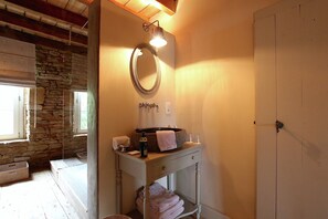 House | Bathroom | Bathtub - Unique Holiday Home in Virton with Hot Tub (Habay)