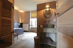 House | Bathroom | Bathtub - Unique Holiday Home in Virton with Hot Tub (Habay)