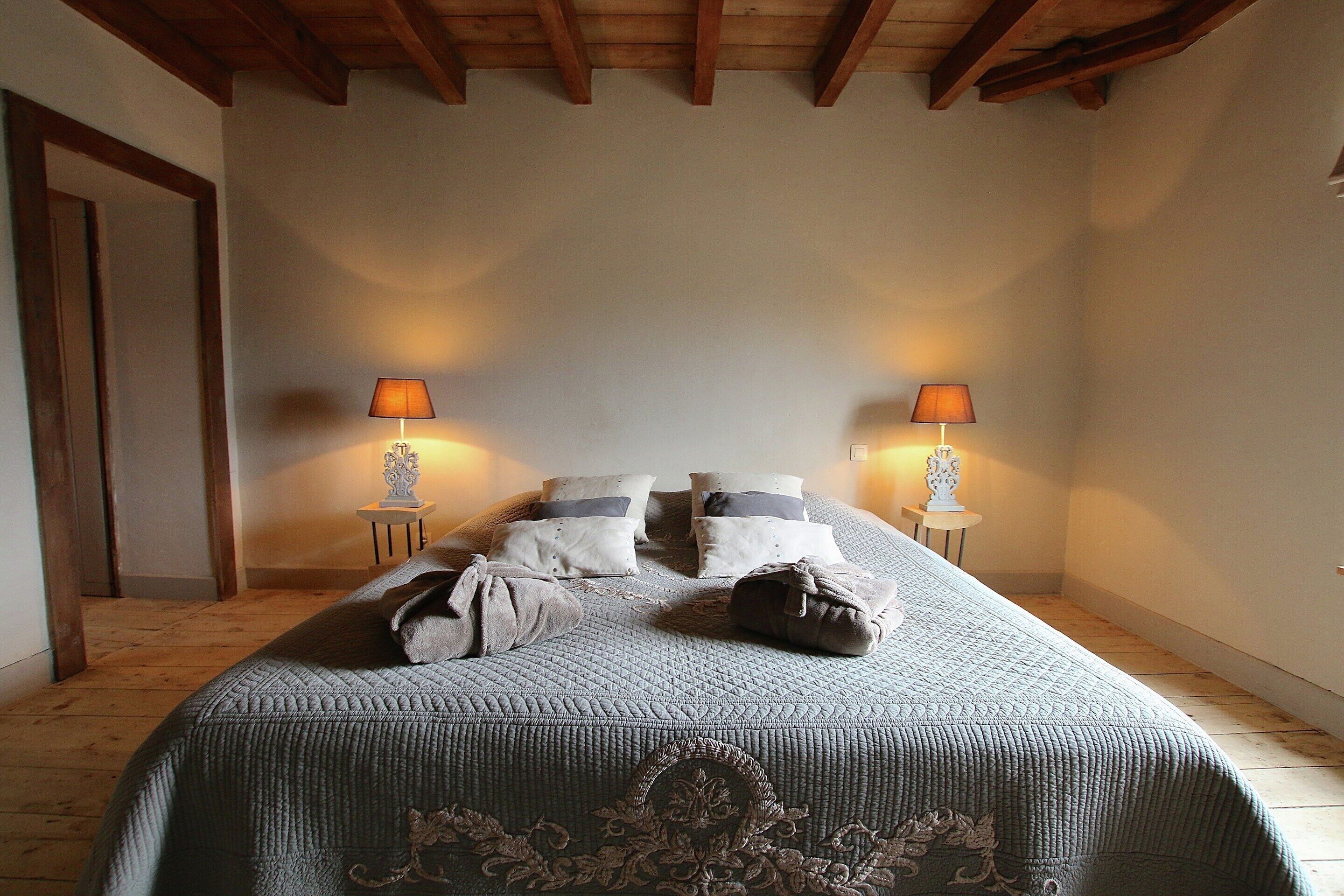 House | 4 bedrooms, individually furnished, iron/ironing board, bed sheets