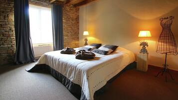 House | 4 bedrooms, individually furnished, iron/ironing board, bed sheets