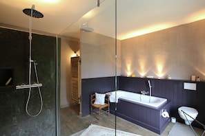 House | Bathroom | Bathtub - Unique Holiday Home in Virton with Hot Tub (Habay)