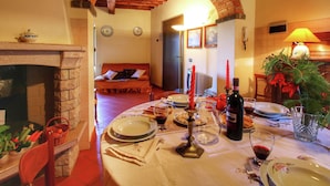 Dining - Attractively Furnished Apartment on a Large Estate in the Chianti Region (Bucine)