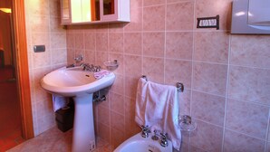 House | Bathroom | Bathtub, towels - Attractively Furnished Apartment on a Large Estate in the Chianti Region (Bucine)