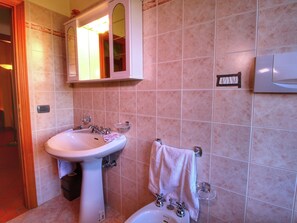 Ferienhaus | Badezimmer | Badewanne, Handtücher