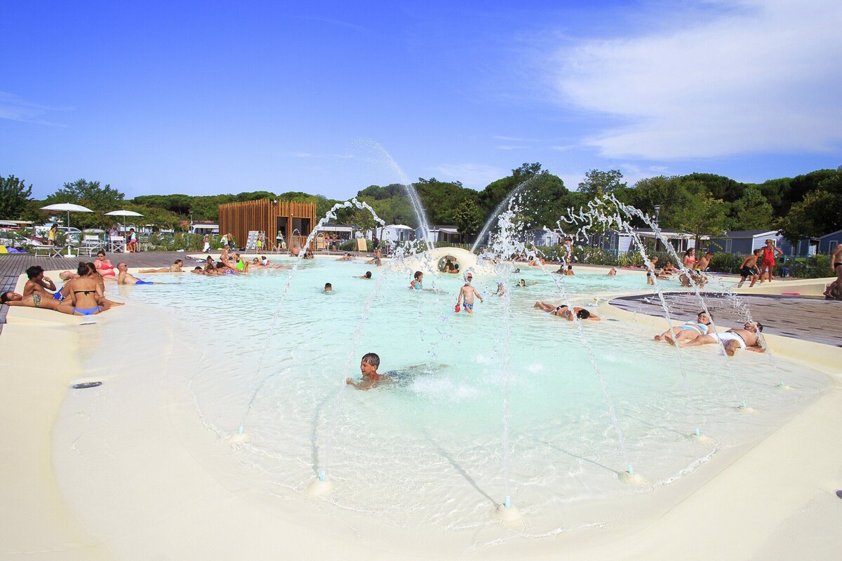 Parque acuático con múltiples atracciones y piscinas.