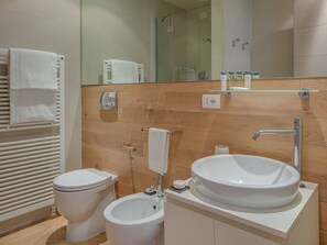 Apartment | Badezimmer | Dusche, Handtücher