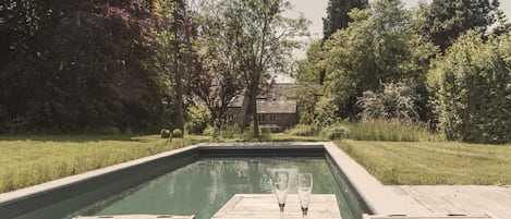 Alberca techada y alberca al aire libre