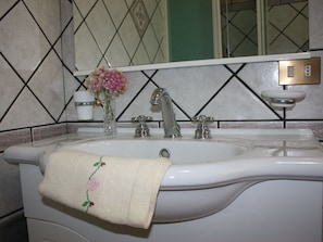 Baño | Tina con regadera, secadora de cabello, toallas 