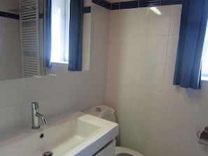 House | Bathroom | Combined shower/tub