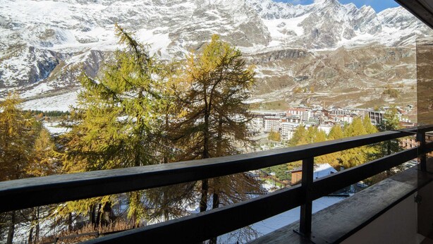 A mountain view with snow-covered peaks and a town below. - Contemporary Apartment in Breuil-Cervinia near Ski Area (Valtournenche)