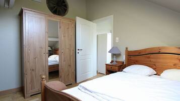 House | 3 bedrooms, individually furnished, bed sheets