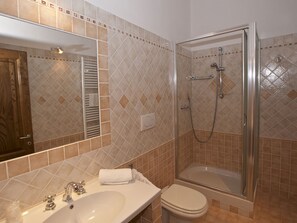 Ferienhaus | Badezimmer | Dusche, Handtücher