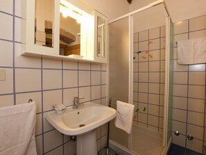 Bathroom | Shower, towels