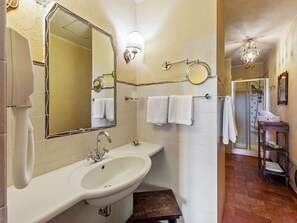 Shower, hair dryer, towels - Vintage Apartment in Sandigliano With Garden (Sandigliano)