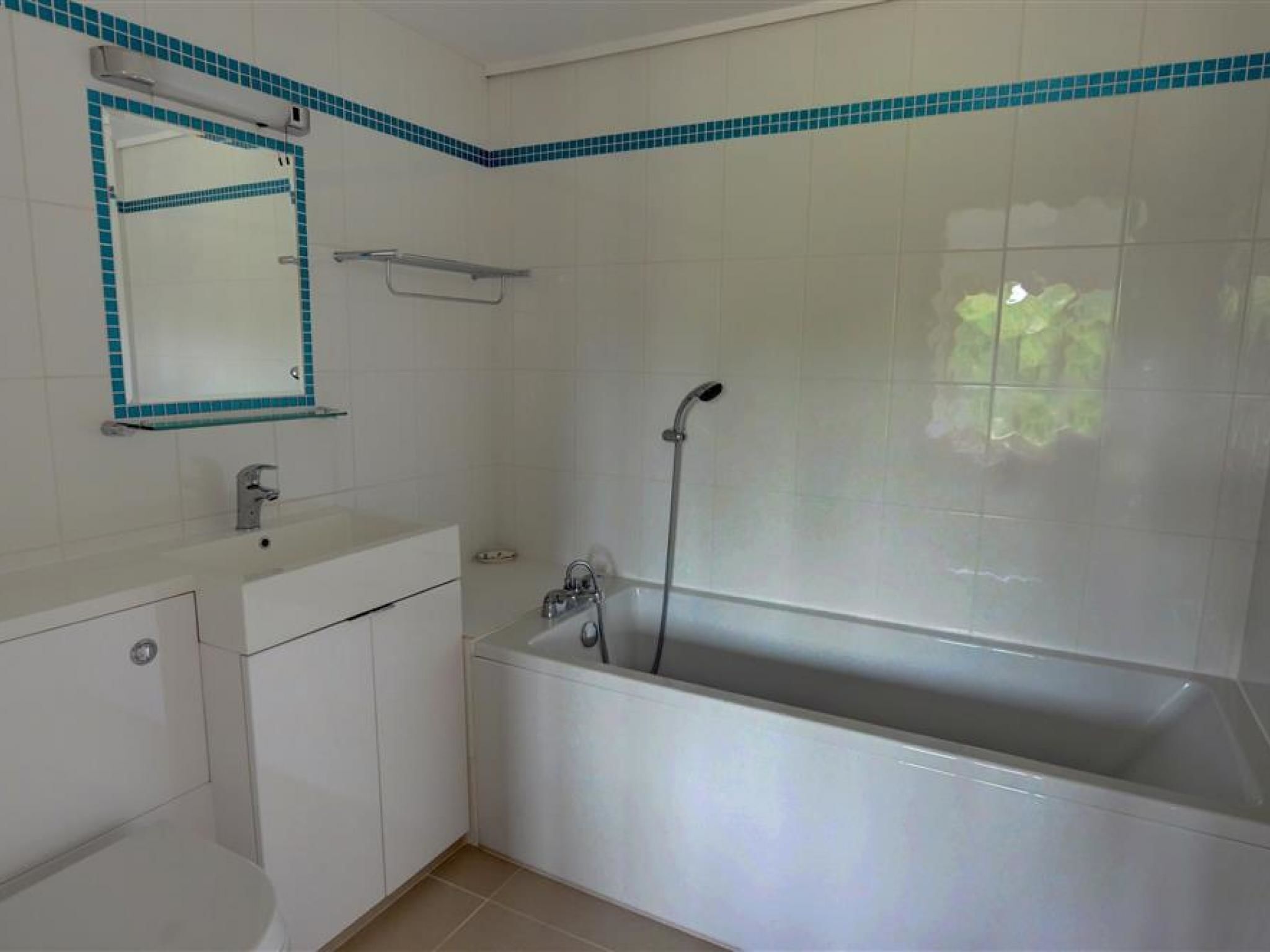 House | Bathroom | Combined shower/bathtub, towels