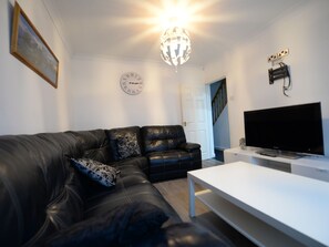House | Living room - Alluring Holiday Home in Coventry With Garden (Coventry)