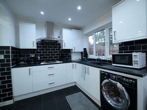 Fridge, microwave, oven, stovetop - Alluring Holiday Home in Coventry With Garden (Coventry)