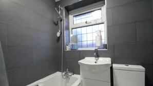 Maison | Salle de bain | Ensemble douche/baignoire, serviettes fournies