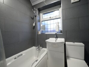 House | Bathroom - Alluring Holiday Home in Coventry With Garden (Coventry)