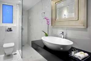Shower, hair dryer, towels, shampoo - Altius Lodge by K&K (Athina)