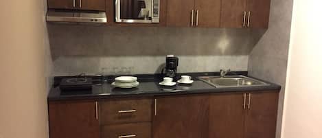 ميكروويف، ماكينة لصنع القهوة/الشاي، مستلزمات طهي/أطباق/أوعية