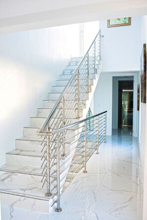 المنشأة من الداخل