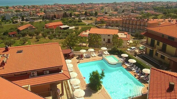 Exterior - Apartment with Pool near Sea (Tortoreto)