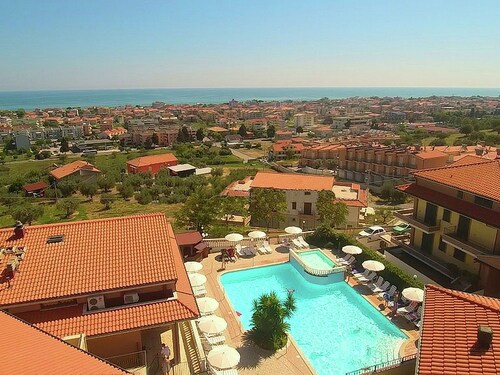 Apartment with Pool near Sea