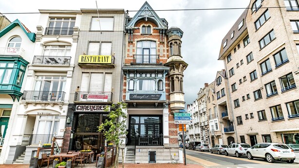 A street view with a restaurant named 'RESTAURANT' and a shop called 'CRAHEYES.'