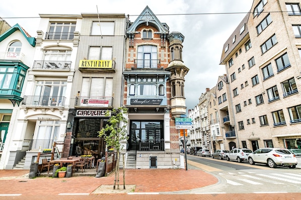 A street view with a restaurant named 'RESTAURANT' and a shop called 'CRAHEYES.'