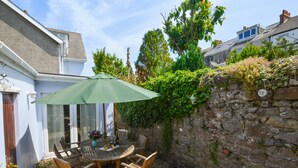 Balcony - Modern Holiday Home in Tenby With Patio (Tenby)