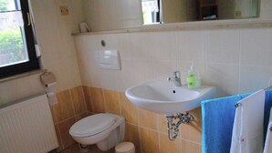 Apartment | Bathroom | Shower, towels - Modern Apartment in an Idyllic Location in the Spreewald (Burg (Spreewald))