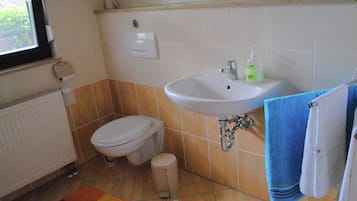 Apartment | Bathroom | Shower, towels