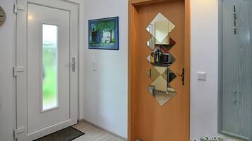 2 kamar tidur dan dilengkapi dengan perabotan berbeda-beda