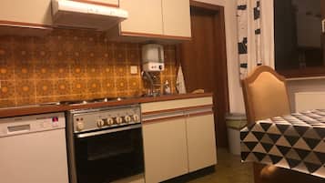 House | Private kitchen | Microwave, stovetop, dishwasher, highchair