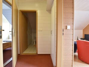 1 Schlafzimmer, Babybetten, individuell eingerichtet